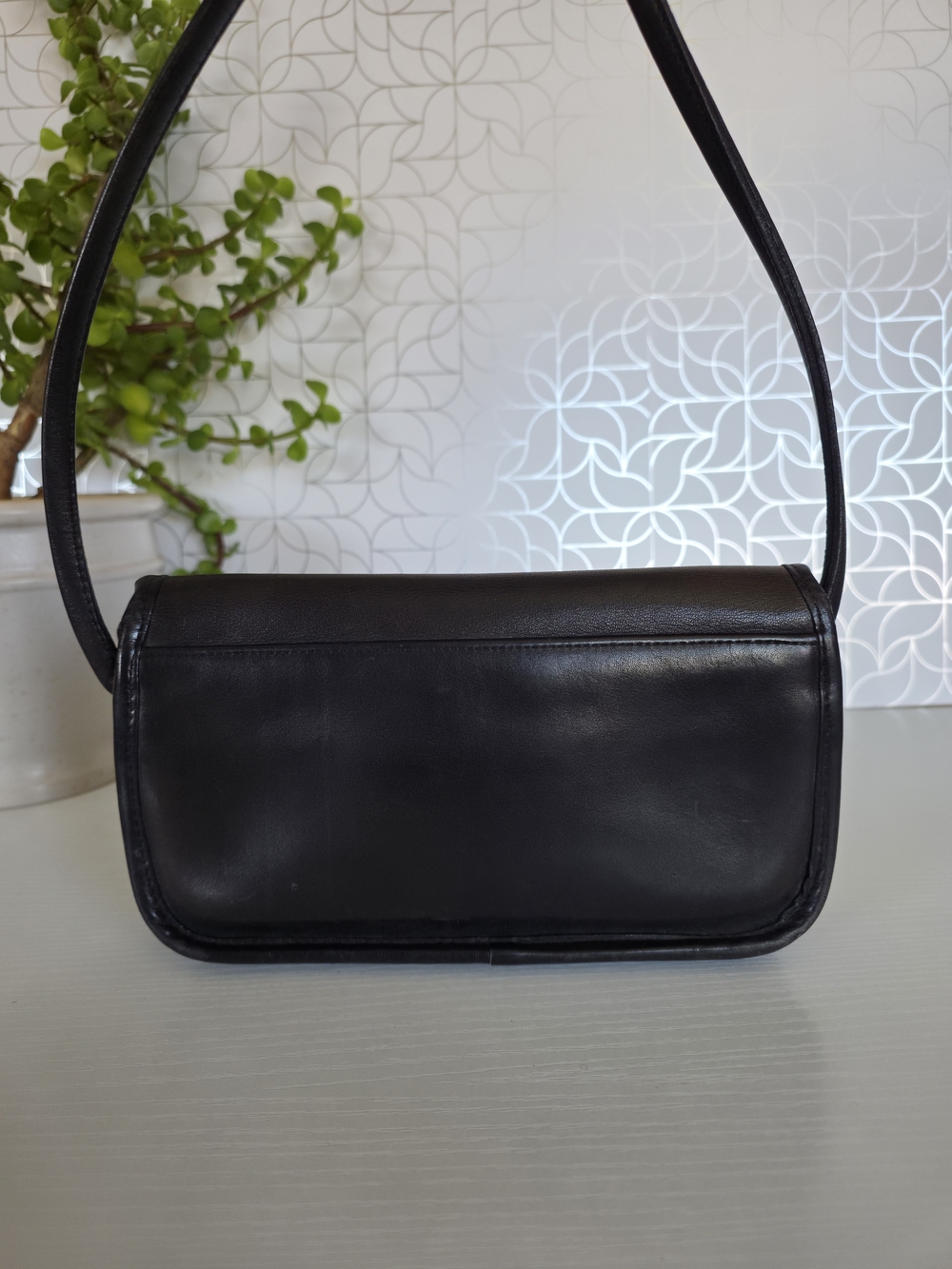 Vintage Coach Black Leather Shoulder Bag with Gold Turnlock - Picture 5 of 12